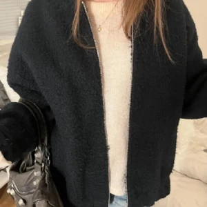 Zara bomberjacka  - Säljer denna populära Zara jackan i storlek xs-s, skriv vid fler frågor eller egna bilder!!!