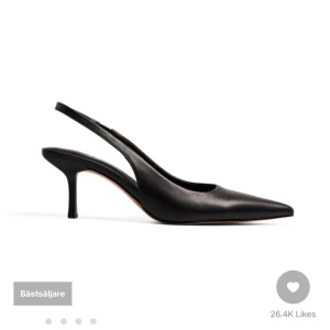 Svarta pumps med slingback - Eleganta svarta pumps i skinn med spetsig tå och slingback-design. Perfekta för en stilren look med en smal klack som ger en sofistikerad touch. Säljer då de tyvärr är för stora för mig. Har använts en gång. Nypris 499kr säljer för 349kr