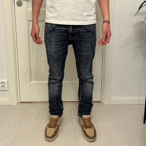 Nudie jeans - Säljer dessa riktigt snygga Nudie Jeans. Jeansen har snygga mindre slitningar här o där. Storlek W32 L32 i modellen Tight Terry. Nypris 1600kr. Hör gärna av dig vid frågor eller funderingar!