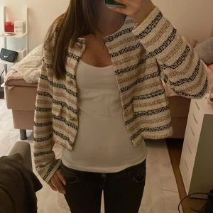 Randig cardigan kofta med knappar  - Säljer en jättefin oanvänd cardigan kofta med fina guldiga knappar och är jättebra skick. Säljer då den inte kommer till användning.