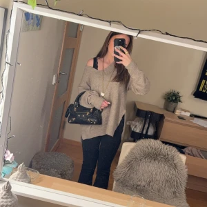 Stickad tröja - Säljer en stickad tröja med V neck och med slits på båda sidorna längst ner(kolla 2 och 3 bild för bild).❤️St Xs men skulle säga den passa mig som oftast bär S!❤️