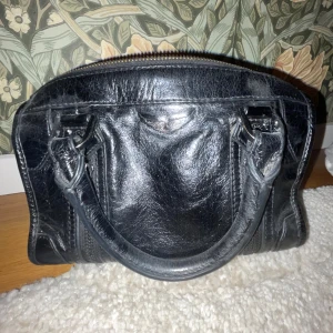 Zadig & Voltaire handväska - Säljer min 3år gammal original Zadig väska. Den är äkta köpt från deras hemsida för 3 år sedan för ca 4000kr. Den är välanvänd men inga riktiga defekter, den blir snyggare om man tvättar den men jag har inte redskap till det hemma. Säljer pågrund av att den har inte använda på ett bra tag och tänker att någon annan kanske vill ha den. I sista bilden är de boxen och uppe i hörnet står de 2022 från min snap memories. Skriv för flera frågor❤️❤️