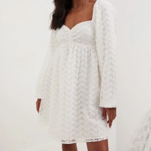 Vit klänning NAKD - Sååå fin klänning som är perfekt till studenten! Hade den på min student i någon timma så i toppskick, skriv för fler egna bilder💓💓storlek 34!