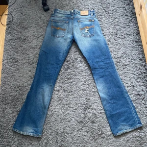 Tvärfeta Nudie Jeans - Säljer dessa sjukt unika och tvärfeta Nudiejeansen i modellen bootcut Ola/straight fit med lite bredare längs skorna. Möts upp i Stockholmsområdet eller fraktar✅