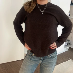 Mörkbrun ulltröja - Säljer en stilren mörkbrun ulltröja med rund hals och långa ärmar. Perfekt för kyligare dagar och passar bra till jeans eller kjol. Tröjan har en klassisk design som gör den lätt att matcha med olika outfits.