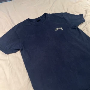 Stuzzy T-shirt - Säljer nu denna stuzzyn för vill köpa nytt! Den är rätt bra skick och är inte solblekt.