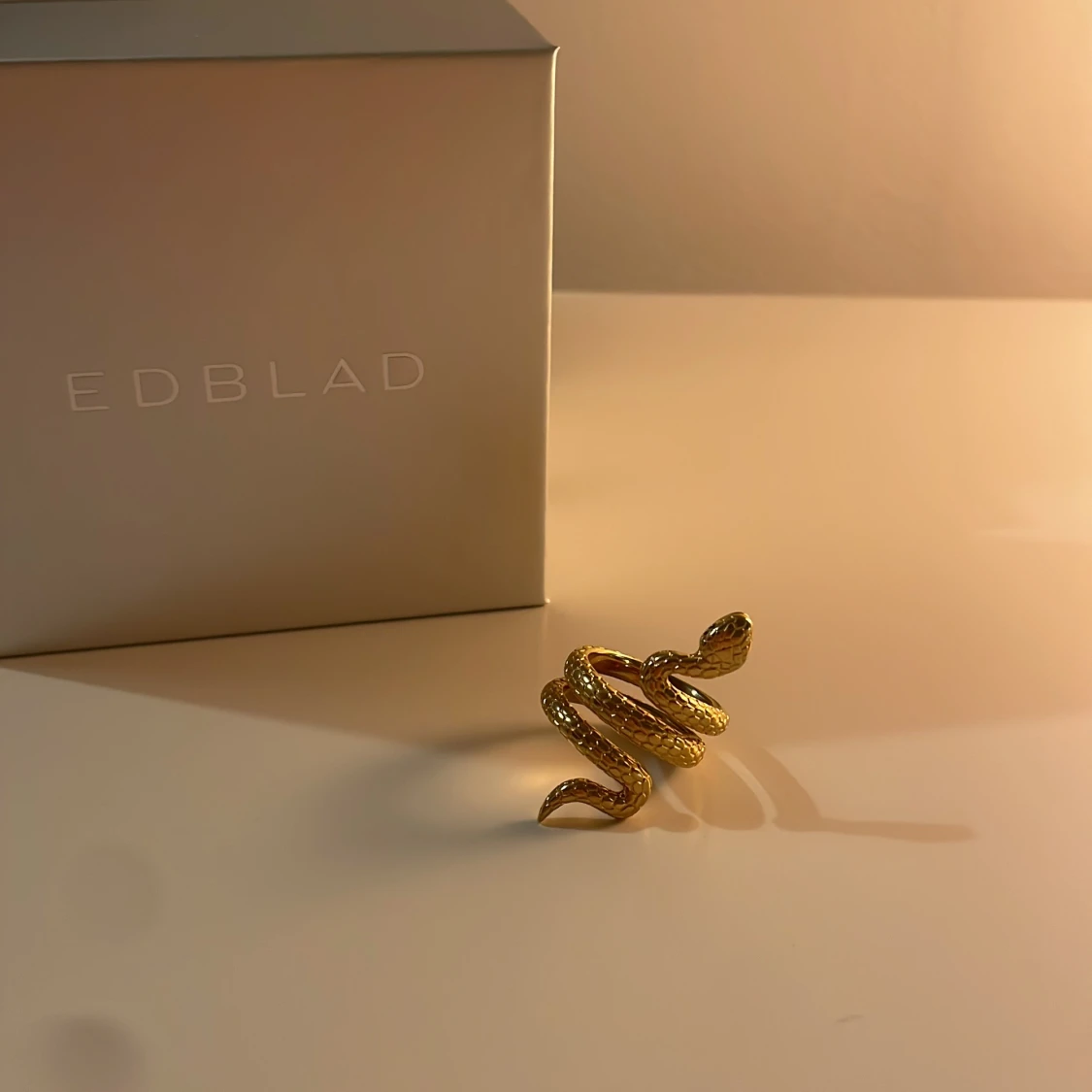 Guldfärgad ormring från Edblad - 1