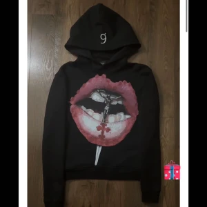 Svart hoodie med tryck - Säljer en helt oanvänd, ny köpt hoodie från eightcle (”Pierced” hoodie). Säljer den då den är lite för liten! Den är i storlek XL men passar som L