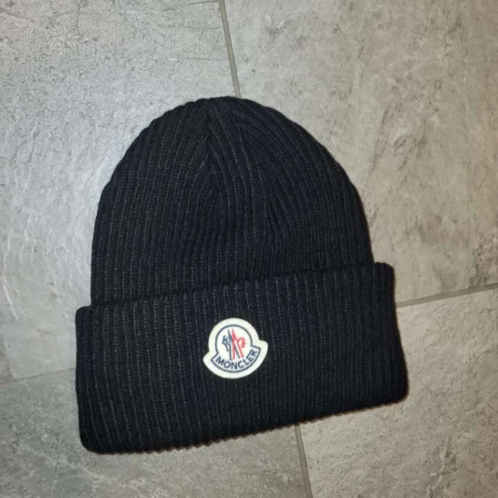 Mössa från moncler passar både tjej och kille . Asusteet.