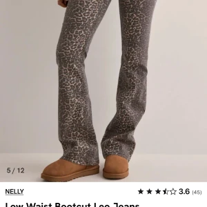 Leopardmönstrade bootcut jeans från Nelly - Snygga lågmidjade bootcut jeans med leopardmönster från Nelly.