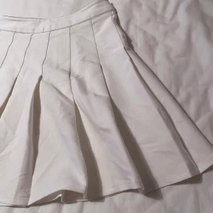 Vit kjol - Vit kjol som kan matchas med många olika toppar. Kjolen har en klassisk design och är en superbra basic /staple i garderoben. Kontakta mig om du har frågor☺️