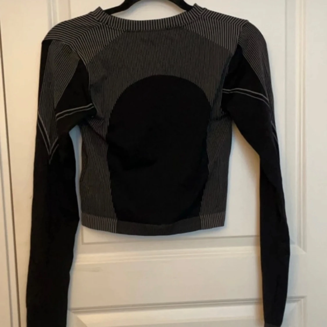 Svart/grå långärmad sporttopp  - 1