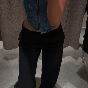 Kostymbyxor Gina - Sköna kostymbyxor från Gina tricot som är utsvängda💞midwaist