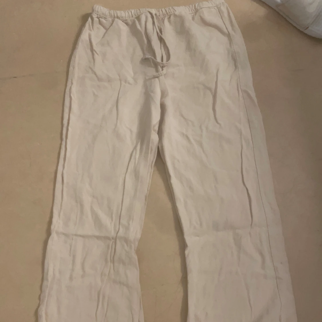 Beige linnebyxor med snörning (petite)