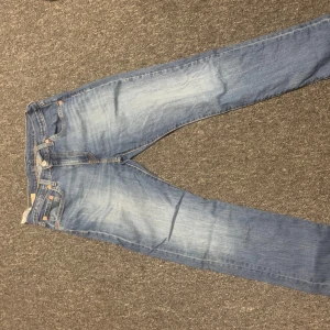 Blåa Levis 502 jeans - Säljer ett par stilrena blåa 502or från Levis. Nästan helt nya i skick och allmänt ett väldigt fint par jeans.