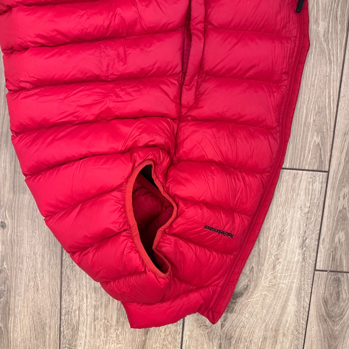 Röd dunjacka från Peak performance 