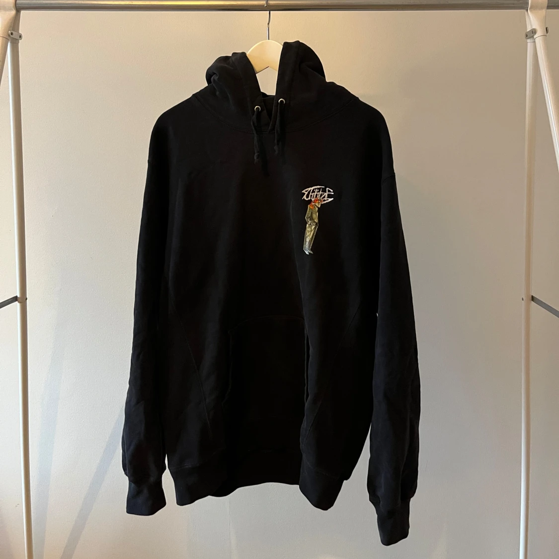 Svart hoodie med tryck