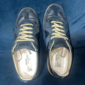 Maison Margiela Gats  - Tja! Säljer nu mina margiela skor då jag vill ha nått nytt, skorna är i nästan helt ny skick och har inga skavanker då jag bara använt de ett par gånger. Hör av er vid minsta fundering!