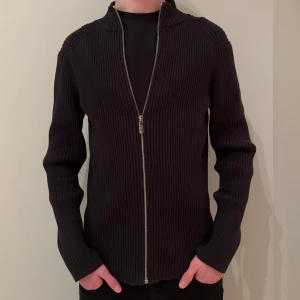 Svart hel zip - Ck - En snygg svart tröja från Calvin Klein. Storlek M med en modell som har lite längre ärmar. Grymt skick! Nypris 1200kr, mitt pris 250kr. Hör av dig om frågor m.m!🤝