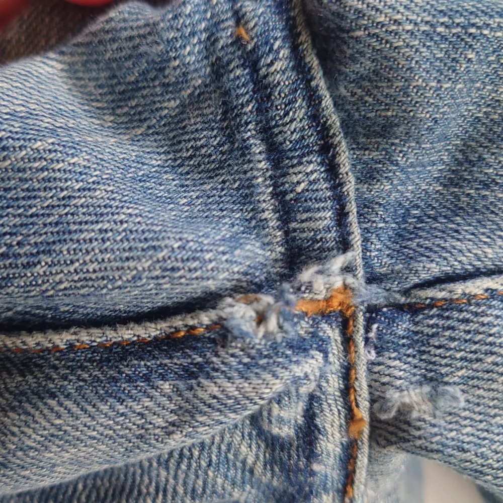 Raka jeans med blommiga detaljer broderat på fickorna. Storleken är W30 L34, men de har sytts upp och är därför kortare. Motsvarar storlek M. Midja 42, Innerben 78 (cm) Fråga gärna om flera bilder💗. Farkut & Housut.