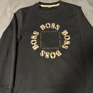 Svart tröja från Hugo Boss  - Säljer denna Hugo boss tröjan, lite tecken på användning( inget som är sönder). Tröjan är i bra skick men som sagt lite tecken på användning, skickar gärna mer bilder, tvättar alltid innan jag fraktar!