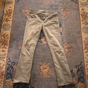 Grå LTB jeans - Säljer dessa lowwrise bootcut jeans i storlek M. Säljer pga av att de är förs stora i midjan på mig. Mycket fint skick