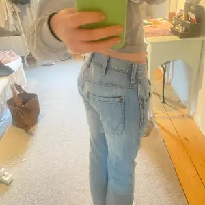 Säljer ett par ljusblå jeans från Wrangler, modell Spencer. Lågmidjade och straight leg!! Säljer då det är lite för stora för mig✌🏼