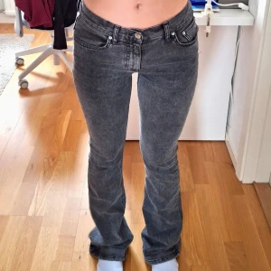 Gina Tricot Low Bootcut Jeans - Grå bootcut jeans med låg midja och femficksdesign. Storlek 36. Använd max 5 gånger, bra skick.