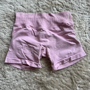 Rosa shorts från DFYNE - Snygga rosa shorts från DFYNE. Imoact kollektionen, lite missfärgade vis rumpan men inget som syns när man har dom på sig. Storlek S