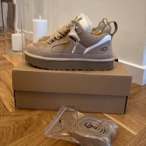Ugg Lowmel  - Ugg Lowmel i nyskick! Storlek 36 normala i storleken, använda ute vid ett tillfälle så skorna är som nya. Medföljer enfärgade snören och kommer i sin original kartong. Nypris då 2999kr priserna just nu varierar men just nu ligger dom runt 3399kr 