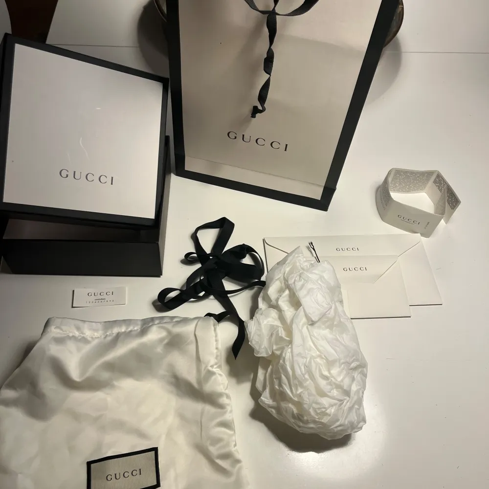 säljer ett äkta Gucci i stolek 80cm. Det är i helt okej skick (8/10) och ser inte använt ut på avstånd. Det är 100% äkta och har även kvitto på det ifall det skulle vara intressant. bältet Kommer med originalförpackning, påse osv… Nypris 5000kr. Asusteet.
