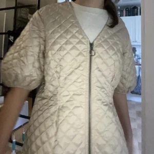 quiltad kort ärmade jacka! - Super fin beige kort ärmade jacka från Lindex nypris 450 och säljer den för 300! Storlek S ❤️❤️