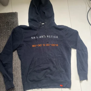 Mörkblå hoodie från Sail Racing - Säljer en mörkblå hoodie från Sail Racing som knappast är använd då jag inte gilla den, fick den i present för ca 3 månader sen, skriv vid frågor /Theo 