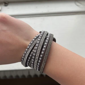 armband - skitsnyggt armband som är grått med silvriga detaljer. Det snäpps för att stängas som men ser på bilden😊👍🏼 Kommer inte till så mcyket användning därav säljs