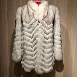 Vit pälsjacka - Elegant viträv  vintage  pälsjacka med ett stilrent mönster. Funnits i min familj sedan 70 talet men nu behöver den flytta vidare . 