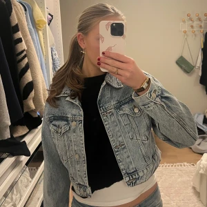 Jeansjacka från Gina Tricot🩵 - Säljer denna sjukt snygga jeans jacka från Gina!! Inge defekter alls, knappt använt . Kommer va as snygg nu i sommar!!💞🌴👙⛱️🍉☀️