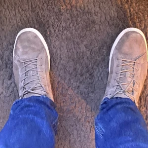 Grå sneakers med snörning - Softa, Mocka skor, Från J&J, Riktigt feta. Och har inga synliga skador, Perfekt nu till våren också liknande 