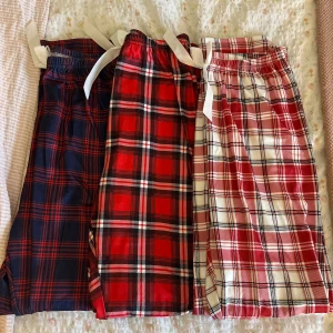 Tre par pyamasbyxor - Tre par pyjamas byxor i bra skick💗 Ett par av byxorna har används en gång, resten ingen alls. Anledning till att jag säljer är då pågrund av att jag inte gillat passformen på mig💗Alla byxor säljs tillsammans💗