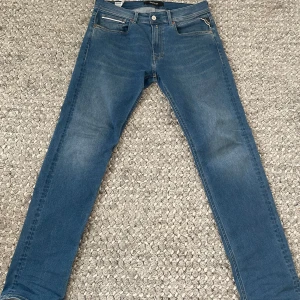 Replay Grover Hyperflex - Passform - Grover / straight fit, slim fit. Ljusblåa replay byxor med inget slitage, i mycket bra skick. Nypris - 1799kr Passar de som är 172-182cm. 32/32 Priset kan diskuteras 👍🏼