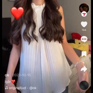 Vit ärmlös blus - Snygg vit ärmlös blus från Zara i st s/xs. Passar bra till både jeans och kjol