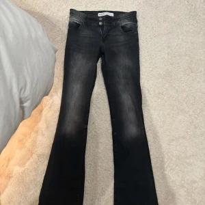 Skit snygga jeans från bershka! - Bootcut low waisted jeans från bershka, använda väl men inga defekter. Köpta för 400kr💗