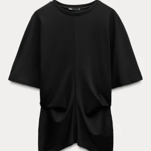 Svart t-shirt från Zara - Säljer en stilren svart t-shirt från Zara. Den har en enkel design med korta ärmar och rund halsringning. Perfekt för en minimalistisk look. Prislappen sitter fortfarande kvar. Säljer på vinter oxå då frakten är billigare