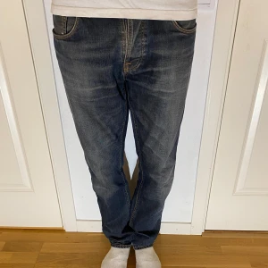 Nudie jeans  - Ett par otroligt feta jeans från märket nudie i modellen ”Sharp Bengt”. Storlek 31/32. 9/10 skick, 2 små defekter (bild 3&4). Pris går att diskutera. 