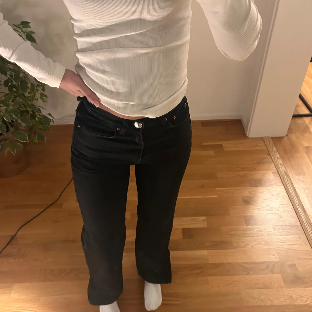 Svarta jeans. Säljer då de är för små. Storlek 30 och endasta använda en gång. Farkut & Housut.