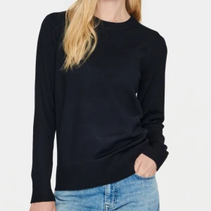 Stickad tröja - Säljer en stilren svart tröja köpt från Vera Moda men från märket Saint Tropez. Kan skicka fler bilder om det önskas! Tryck gärna på köp nu. Är öppen för prisförslag💙