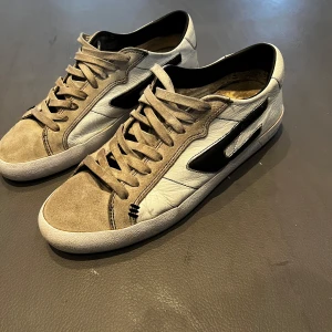 Diesel skor - Säljer nu mina riktigt feta skor från märket diesel, de är i använt skick men ser fortfarande att ande riktigt fina ut och den använda stilen är endast något som får dem att se bättre ut! Nypris ligger på 2700kr, storlek 43 men sitter åt det större hållet. Hör av dig vid minsta fråga eller fundering!🤝