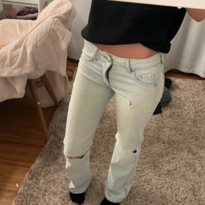 Jeans hm - Jeans ifrån hm, gjort egna hål, skriv om frågor ❤️