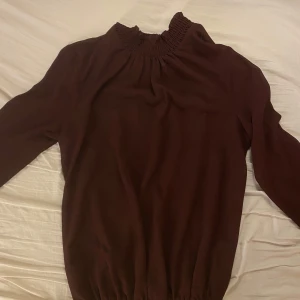 Vinröd Blus - Jättefin vinröd blus från Pieces i storlek XS, passar även S. Det är en genomskinlig blus som passar bra till fest eller liknande. Köparen står för frakt💓💓💓