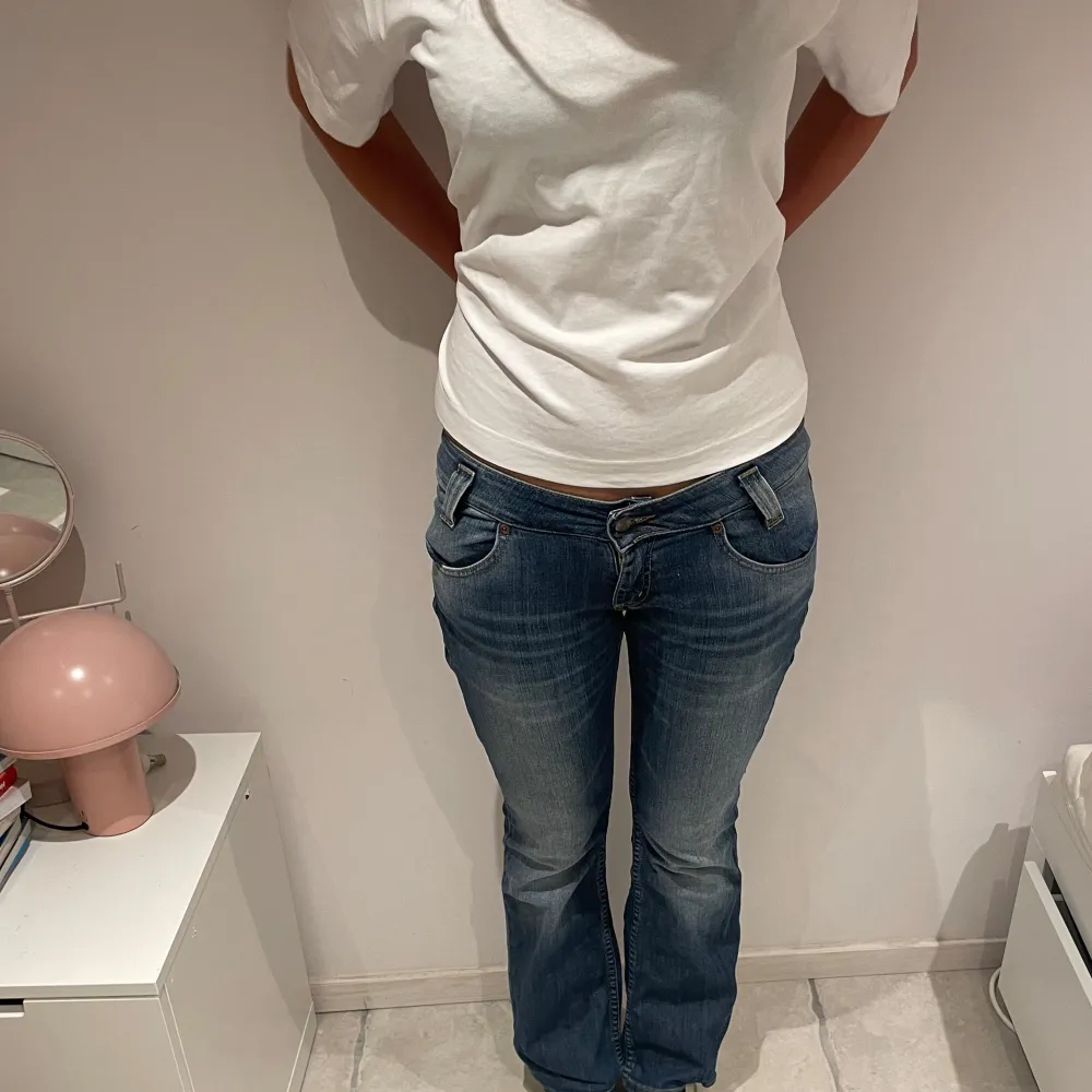 Lee jeans Modellen på bilden: 175cm midjemått: 38x2cm. Farkut & Housut.