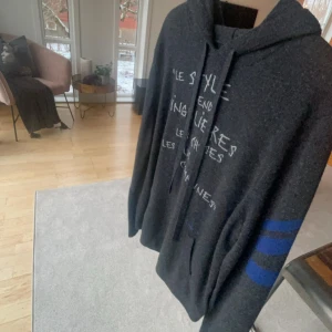 Zadig & Voltaire hoodie - Säljer denna feta hoodie från Zadig & Voltaire. Köpt förra året på deras hemsida för cirka 6000 kr. Sparsamt använt och i super fint skick. För fler bilder skriv privat! 